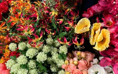 Zijdebloemen in een grote vaas